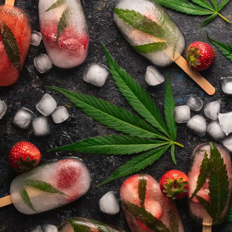 Wassereis mit Erdbeeren und Cannabis Blättern