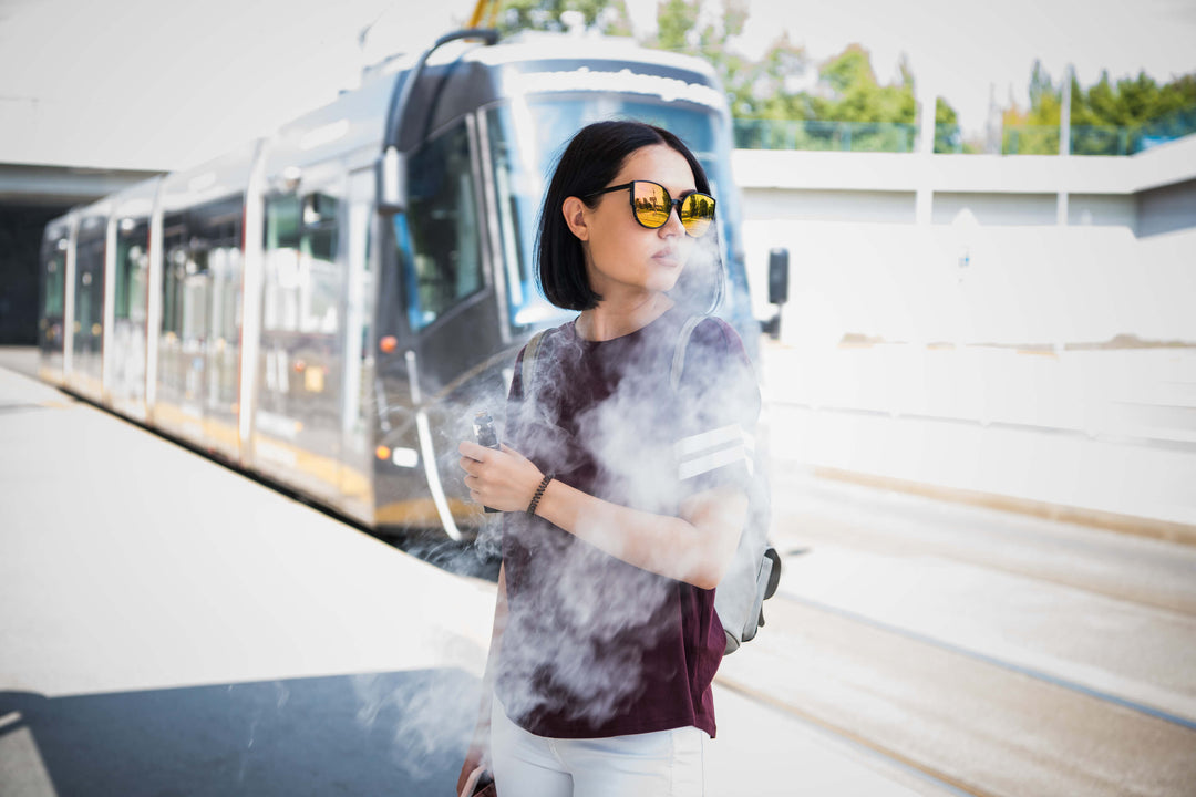 Frau am rauchen einer HHC Kartusche